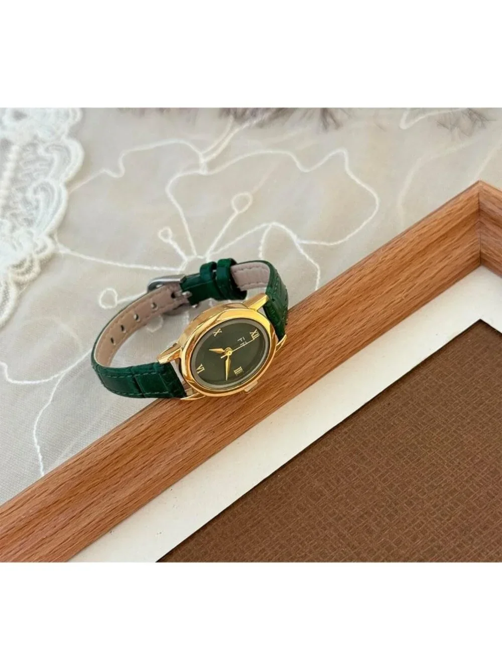 Women's Green Vintage Oval Analog Quartz Roman Numeral Dial Leather Strap Watch